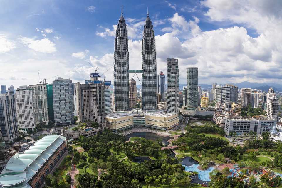 This image has an empty alt attribute; its file name is menara-petronas-4.jpg